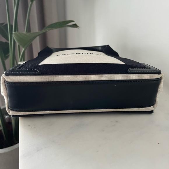 Balenciaga - Womens Navy XS Tote Bag in Black. - Picture 4 of 6